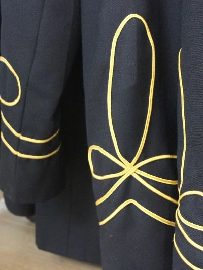 détail de finition sur une veste second empire – harmonie saint-michel de gerpinnes